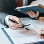 Lawyer is consulting client_s